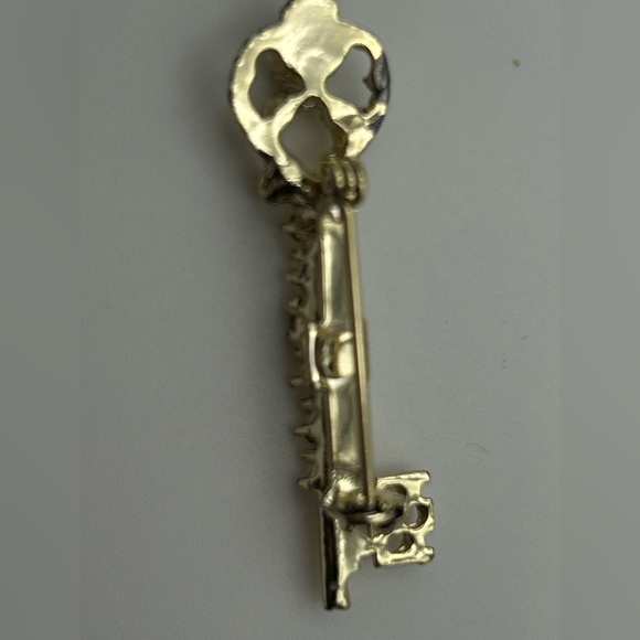 Gold tone skeleton key brooch pin vintage - Picture 3 of 4